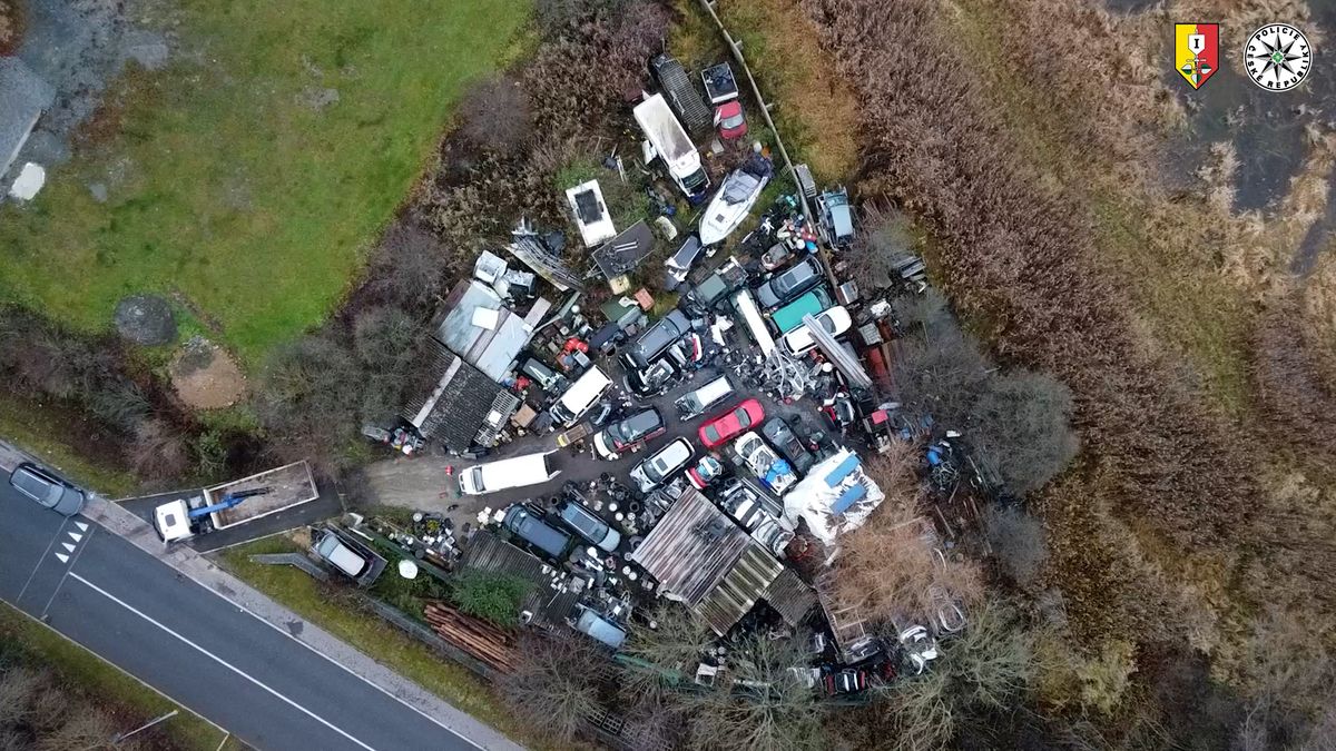 Dovnitř vjelo luxusní auto, do světa se vracelo na díly. Dvojice nechala mizet auta v nelegálním vrakovišti v Praze